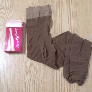 B-2 Hooters Girl Uniform Peavey Brand (1) Pair of Pantyhose Suntan Footed Size B